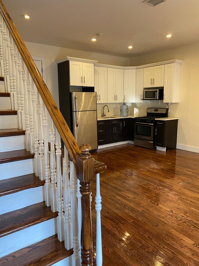 Building Photo - 2417 Dean St