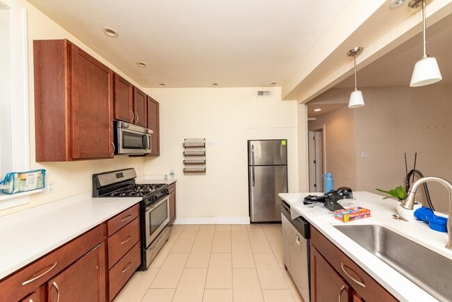 Building Photo - 3 bedroom in Chicago IL 60625