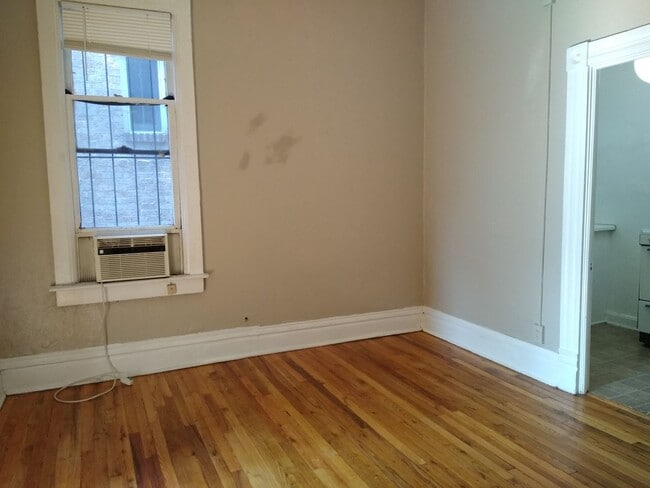 Photo - Charming Cap Hill 1 Bedroom w/ Claw Foot T... Apartment