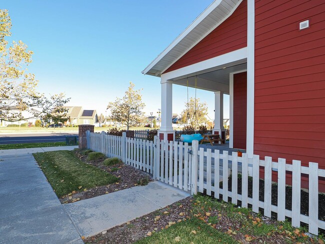 Building Photo - Beautiful House in Excellent Daybreak Location!