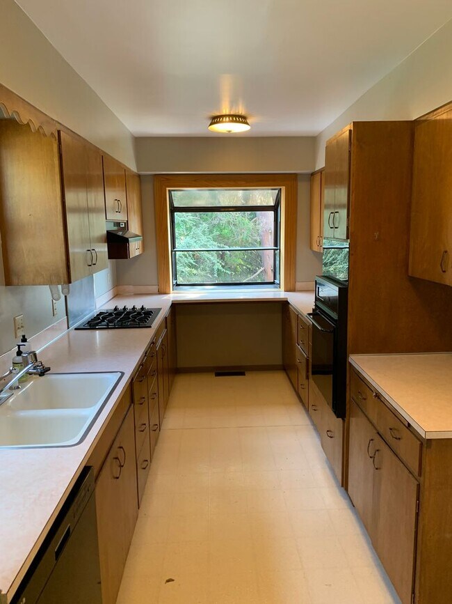 Building Photo - Spacious 4 Bed/1.5 Bath House in desirable...