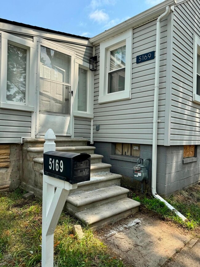 Building Photo - 5169 Glenis St