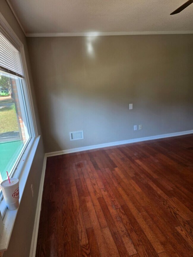 Foto del edificio - Sherwood Drive - 3 bedroom 2 bath located ...