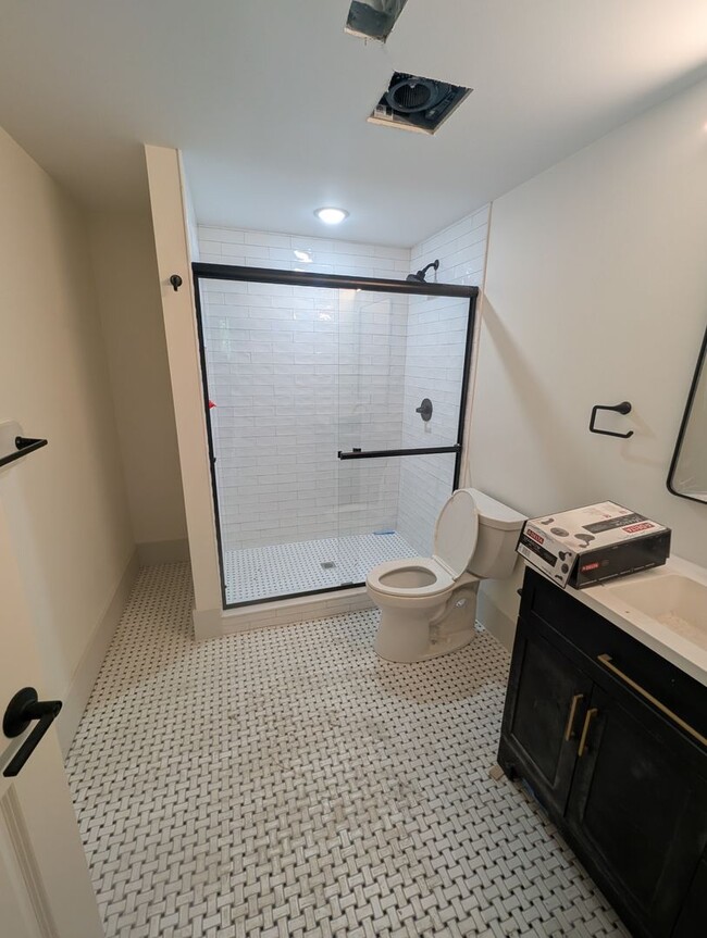 Building Photo - Beautifully Renovated, Elegant Apartments in Historic Covington