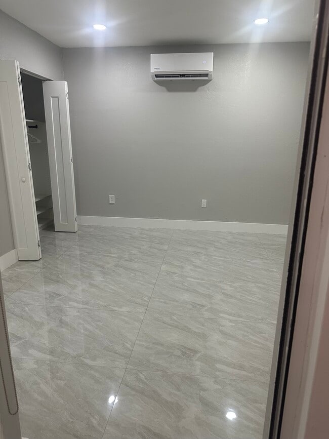 Building Photo - 4942 SW 140th Ave