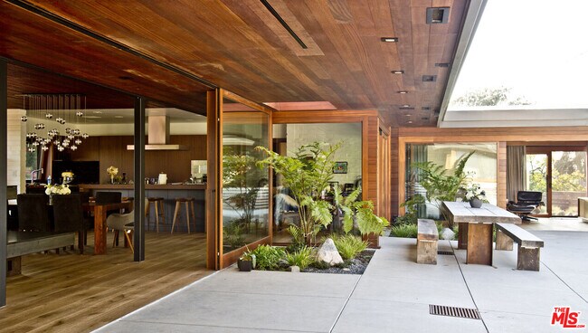 Building Photo - 3575 Wonder View Dr