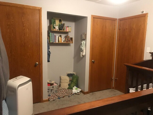 Segundo dormitorio - 2400 S 92nd St