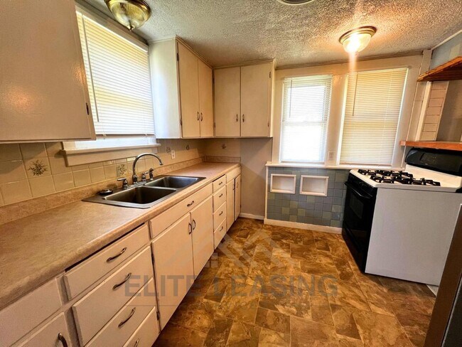 Foto del edificio - 2 Bedroom, 1 Bathroom House coming soon.