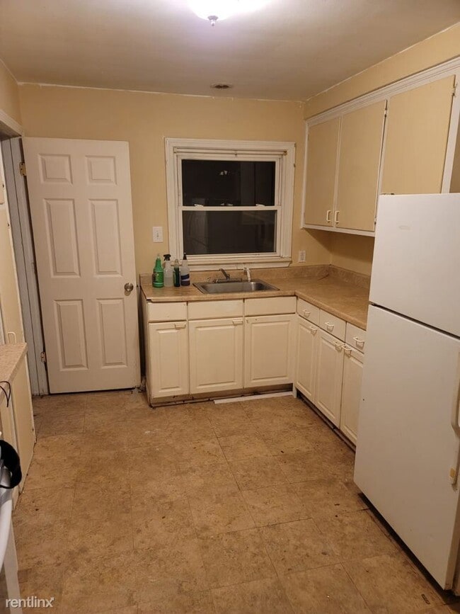 Building Photo - 3 br, 1 bath House - 94 E Henry St Section...