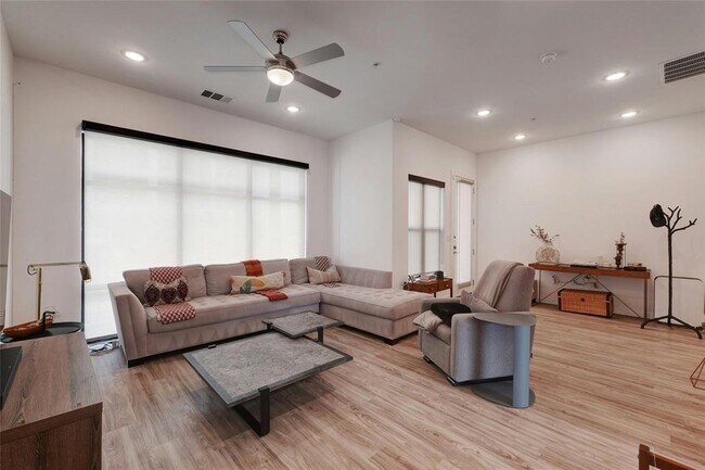 Foto del edificio - 4901 Springdale Rd
