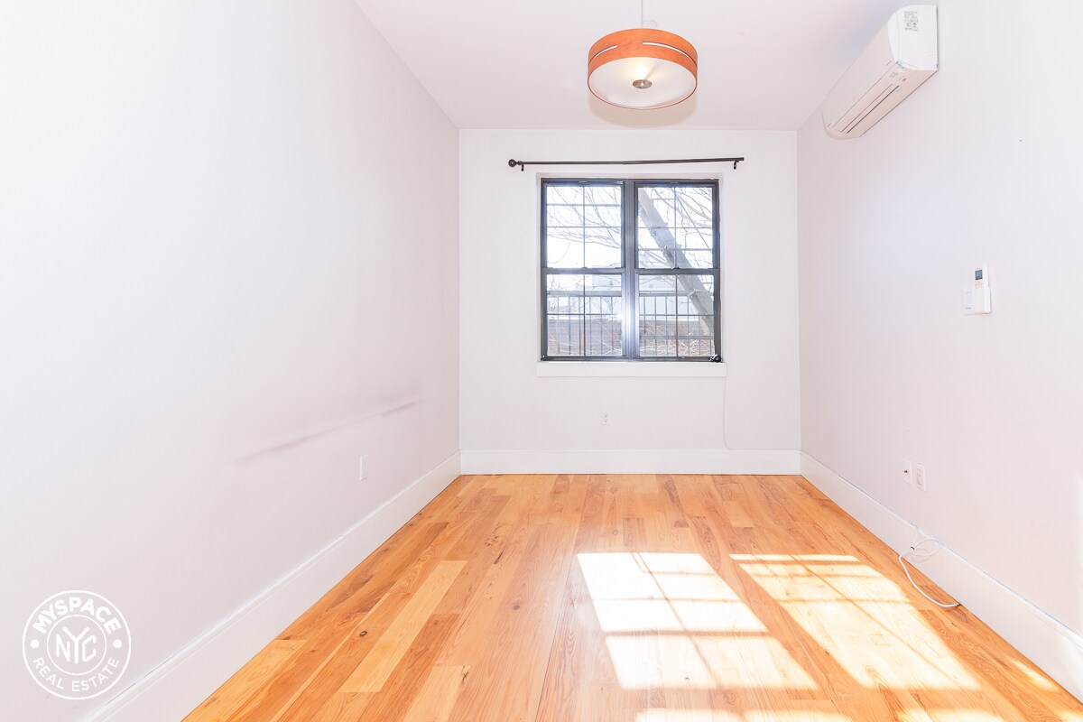 Primary Photo - 1120 Bushwick Ave