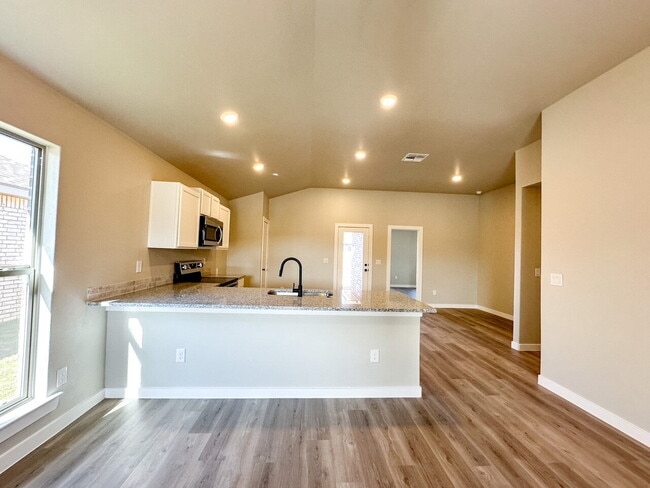 Building Photo - Updated Home in Burgamy Park!