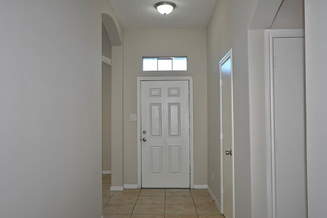 Foto del edificio - 15223 Stoneyview Dr