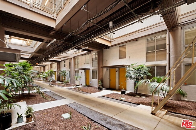 Building Photo - 1130 Flower St