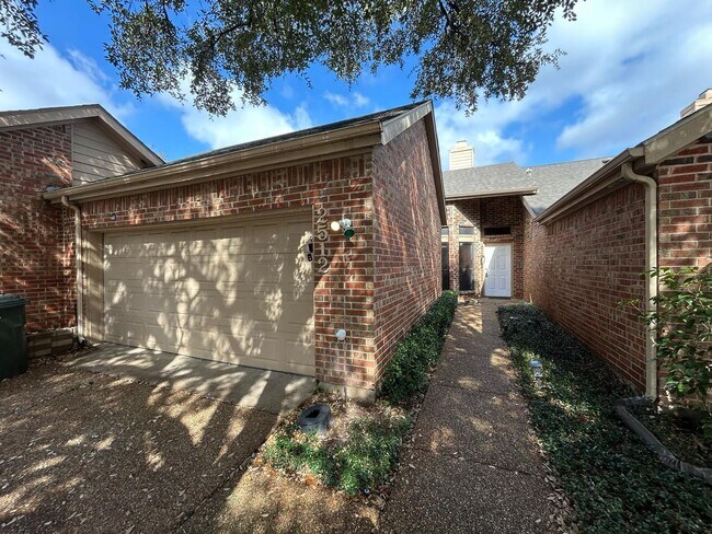 Building Photo - Ready to move in.....Fresh Paint and much more....