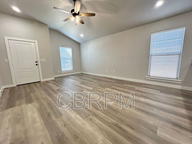 Foto del edificio - 2713 Trenton Ave