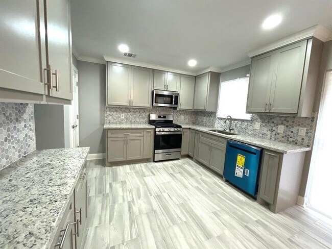 Building Photo - 300 Lakewood Dr