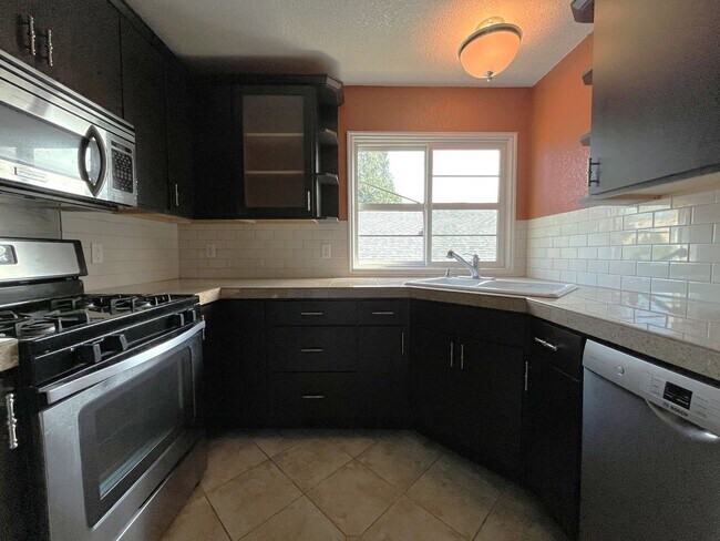 Foto del edificio - Stylish Condo at Terrazzo with Hardwood Floors, Open Modern Kitchen & Great Location