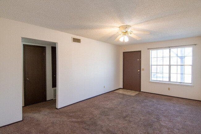 Building Photo - 2 Bedroom 1 Bath