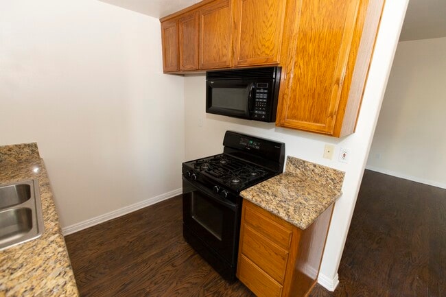 Building Photo - 12929 Moorpark St