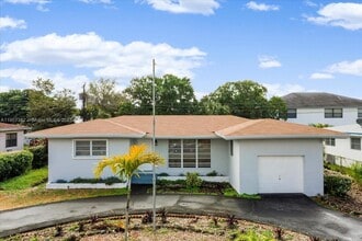 Building Photo - 1060 NE 166th St