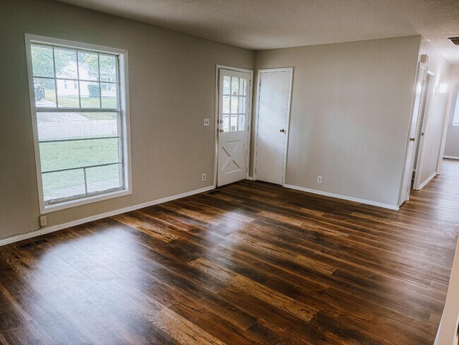 Building Photo - 918 Skyline Dr