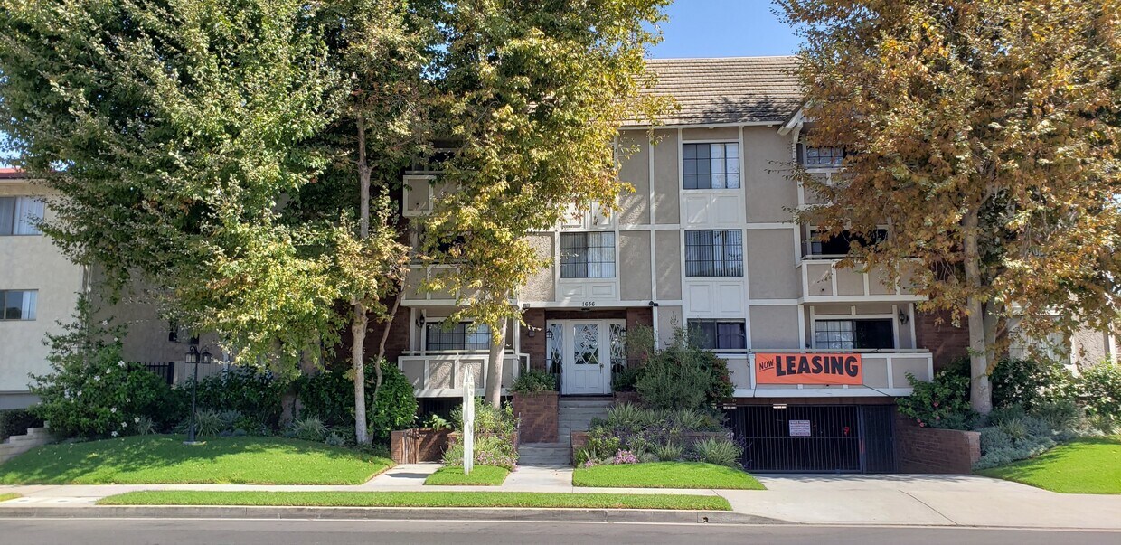 Foto principal - 1636 S Barrington Ave
