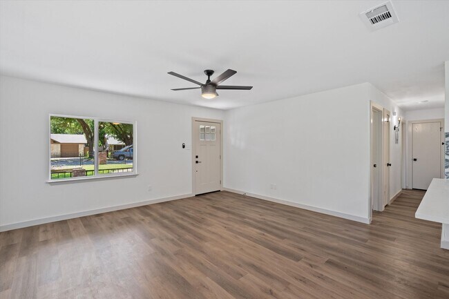 Foto del edificio - Beautifully Renovated Home Available for L...