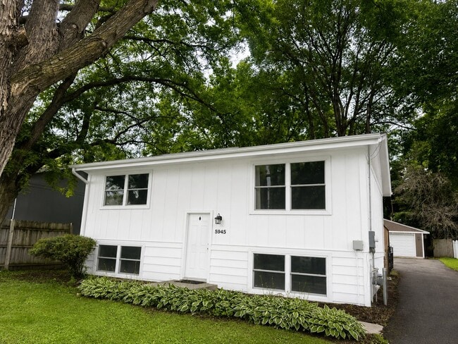 Building Photo - 5945 Sunset Rd
