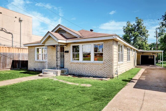 Building Photo - 9029 Cullen Blvd