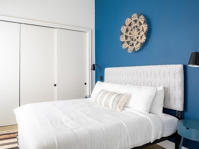 Building Photo - 2709 E 5th St.