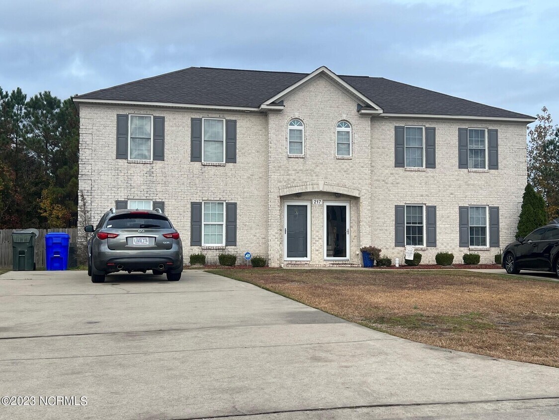 Primary Photo - 217 S Pointe Dr