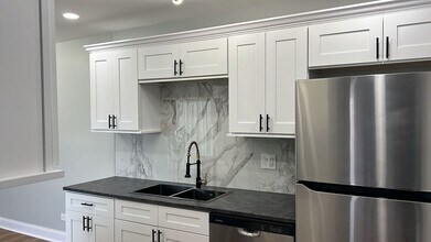 Building Photo - 1710 Queensbury Cir