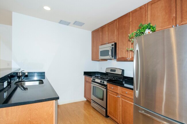 Foto del edificio - Spacious Harrison Court 1Bed Apt