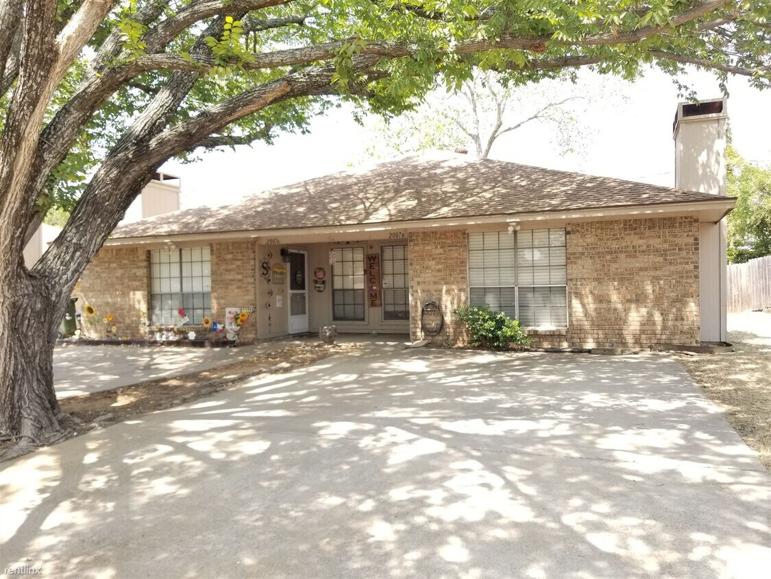 Primary Photo - 2 br, 2 bath Duplex - 2007 Oakwood Court B