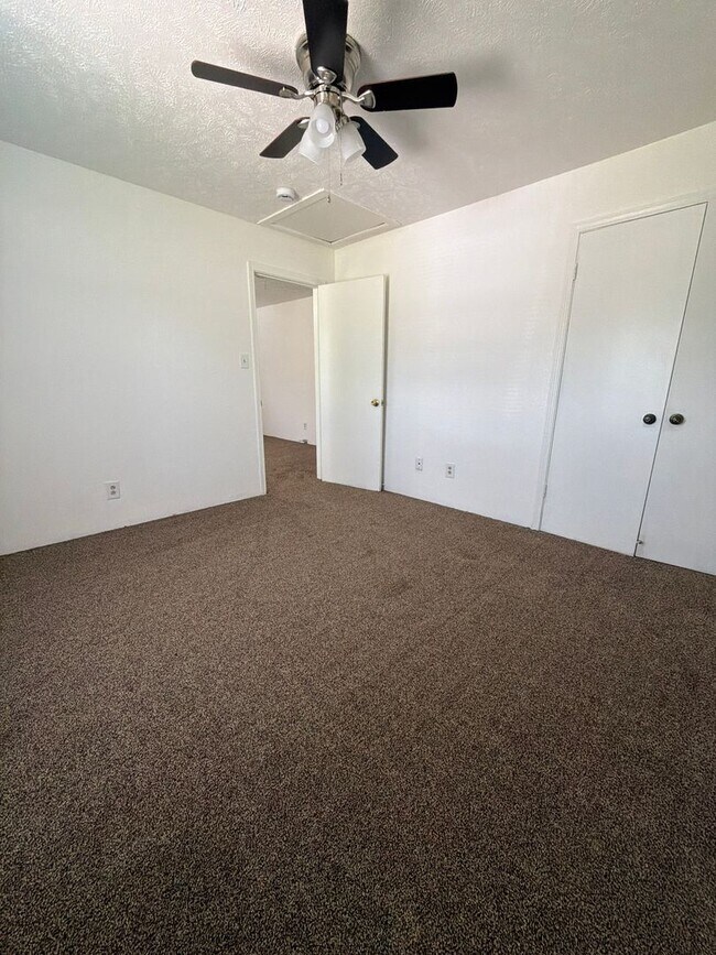 Foto del edificio - 39-39 Rushwood Dr