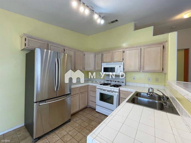 Building Photo - 2110 Los Feliz St