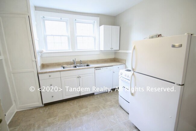 Building Photo - 1602 16th Ave S Apt 2