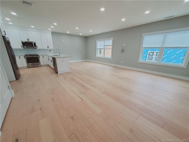 Building Photo - 492 Glenbrook Rd