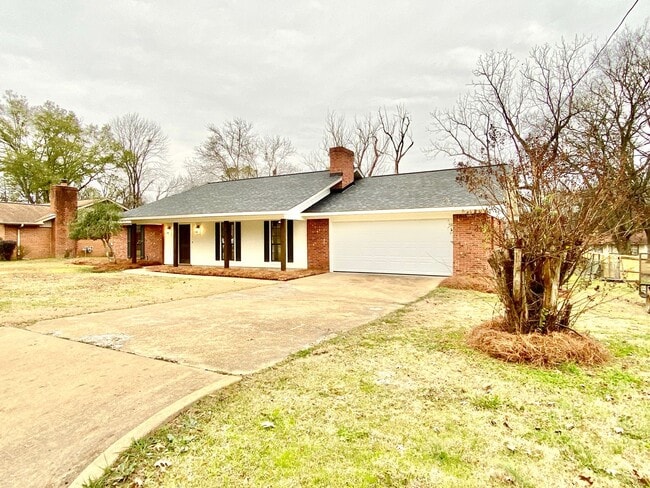 Building Photo - 2102 Fillmore Dr