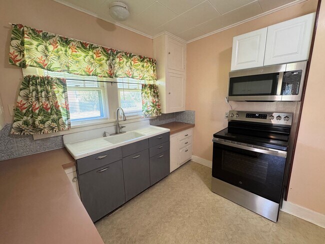 Foto del edificio - Spacious & Updated Home with Bonus Room, Large Basement, & Garage