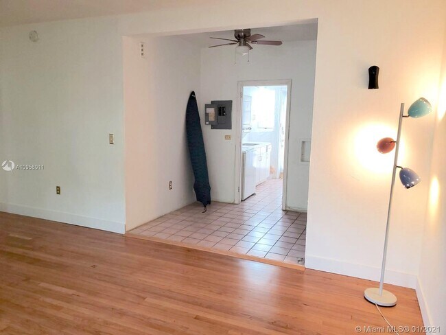 Foto del edificio - 8620 Byron Ave