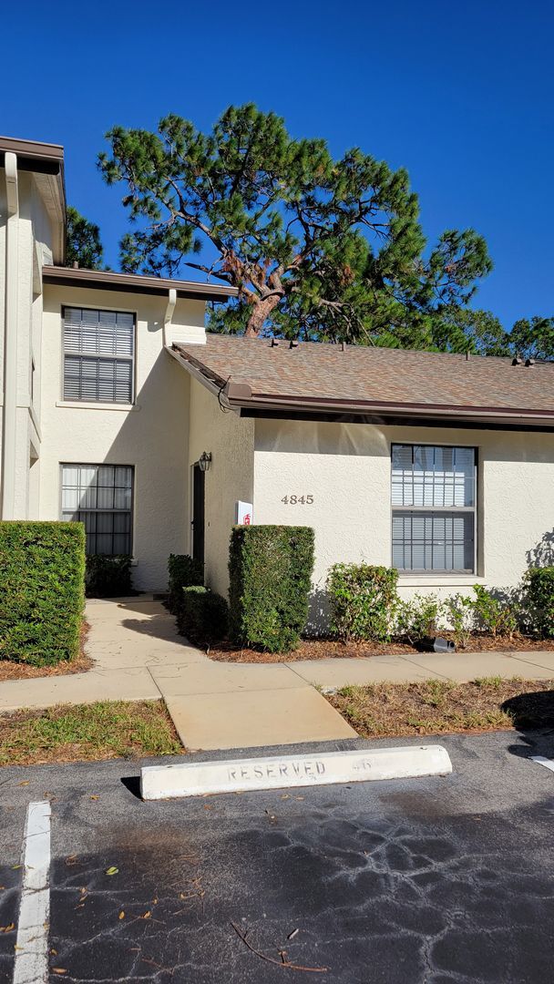 Foto del edificio - Annual UNfurnished renovated 1/1 ground floor condo in The Meadows