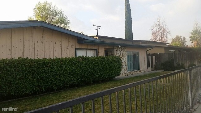 Building Photo - 911 N Vineyard Ave