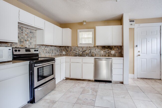 Building Photo - Pre-leasing for July!