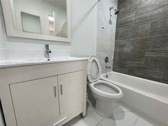 Foto del edificio - 7012 NW 179th St