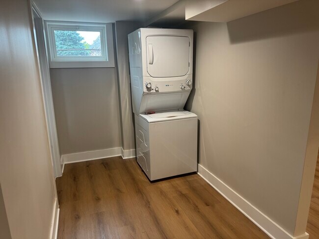 WS apilable de tamaño completo - 1516 Hamilton St NW