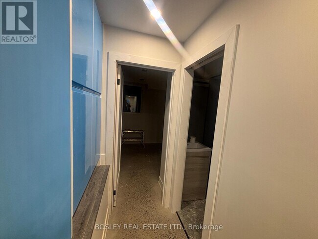 Photo du bâtiment - 686 Rhodes Ave