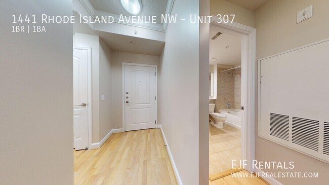 Foto del edificio - Logan Circle One Bedroom With Private Balc...