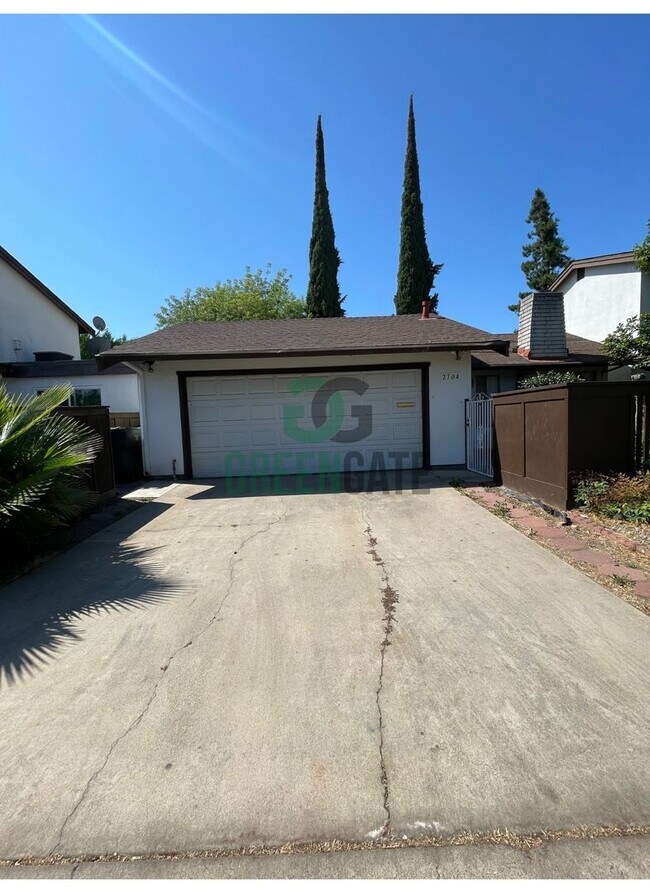 Building Photo - 3 BEDROOM 2 BATH HOME MOVE IN READY IN MOD...